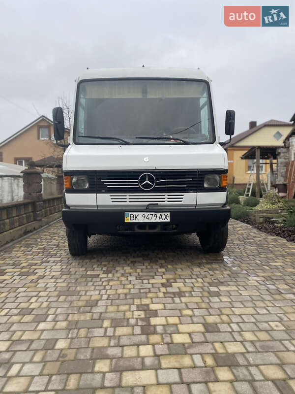 Грузопассажирский фургон Mercedes-Benz T2 1993 в Корце