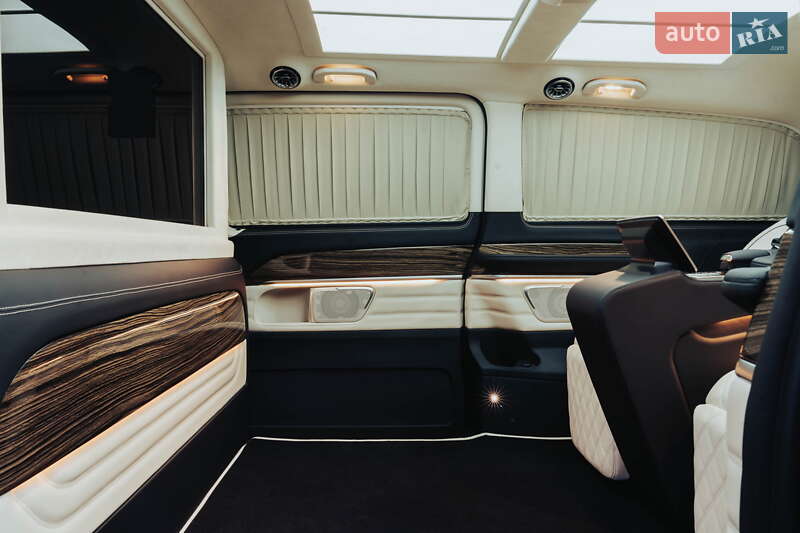 Минивэн Mercedes-Benz V-Class 2023 в Киеве