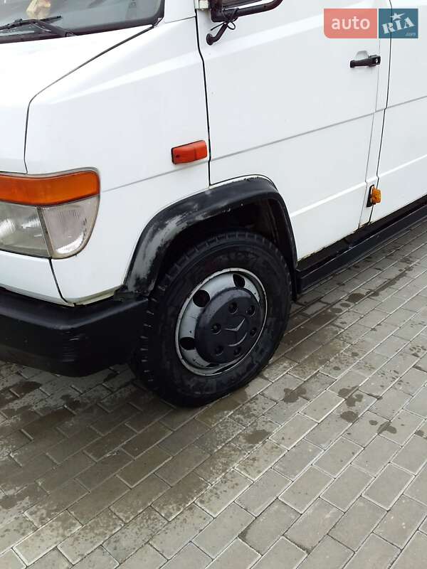 Вантажний фургон Mercedes-Benz Vario 1997 в Тячеві