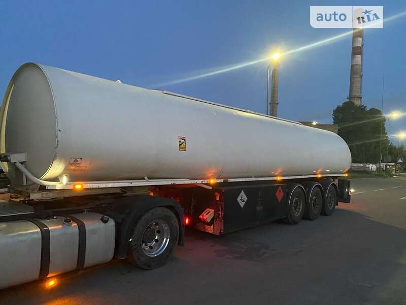 Цистерна напівпричіп Merker M 300 2002 в Рівному