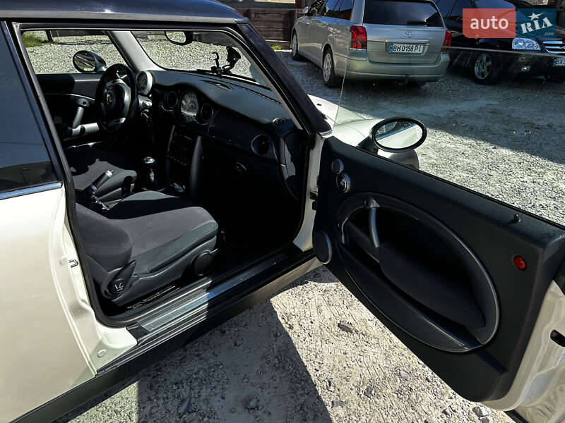 Хэтчбек MINI Cooper 2004 в Полянице