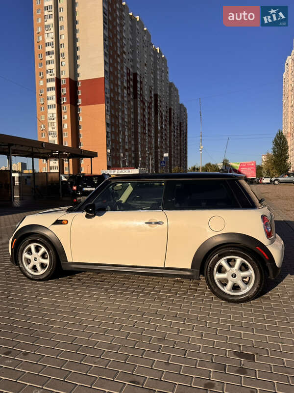 Хэтчбек MINI Cooper 2011 в 