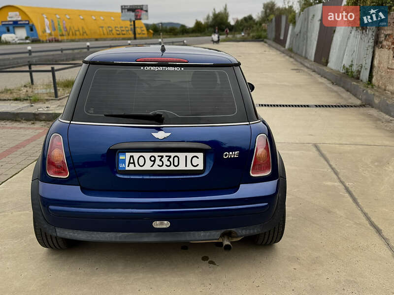 Хэтчбек MINI Cooper 2003 в Ужгороде