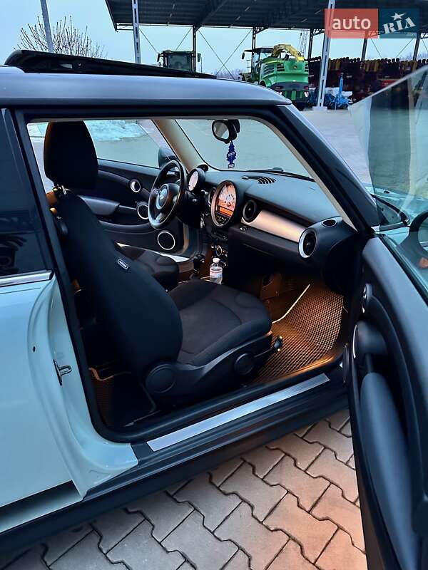 Хетчбек MINI Hatch 2011 в Вишневому фото 13 Хетчбек MINI Hatch 2011 в Вишневому