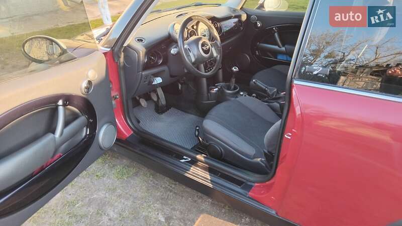 Хетчбек MINI Hatch 2006 в Золочеві