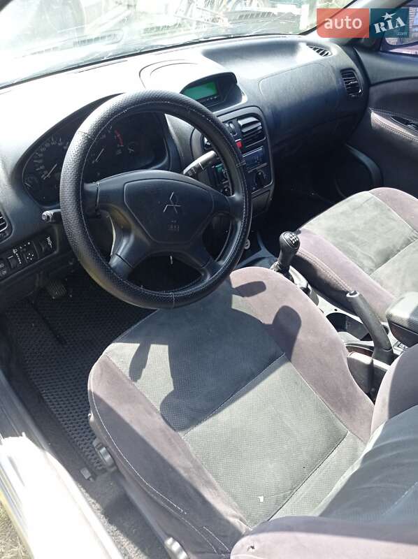 Седан Mitsubishi Carisma 2001 в Шаргороде