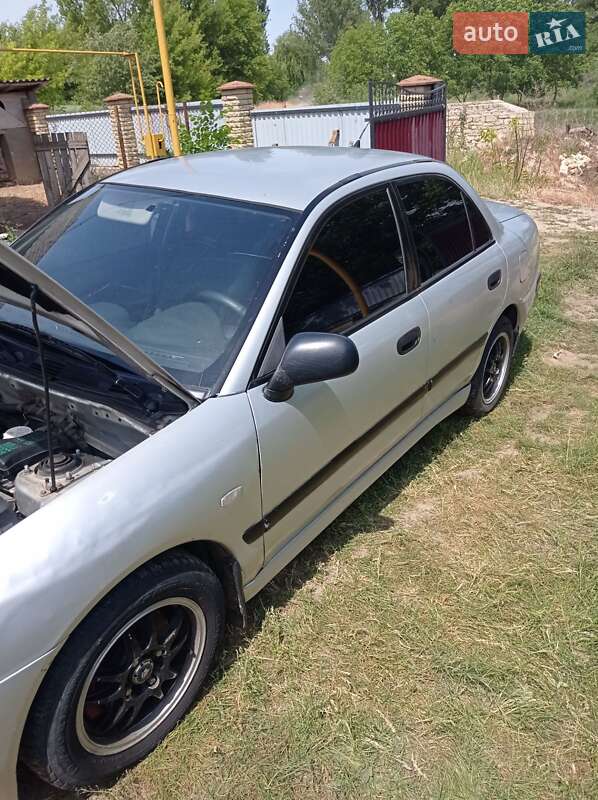 Седан Mitsubishi Carisma 2001 в Шаргороде