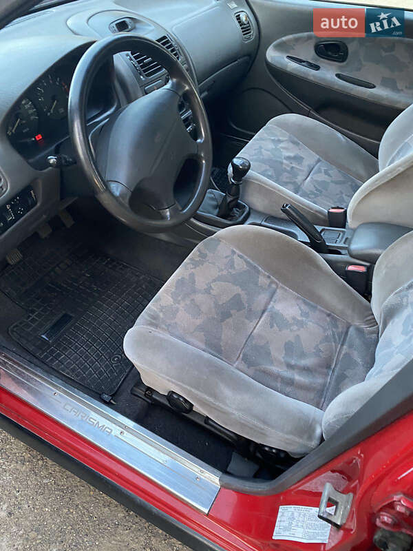 Седан Mitsubishi Carisma 1996 в Косове