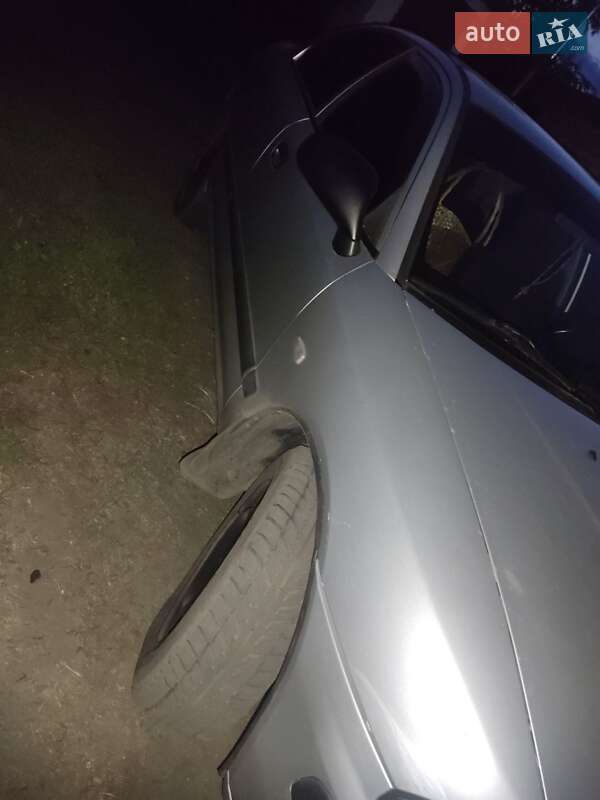 Ліфтбек Mitsubishi Carisma 2002 в Краснограді