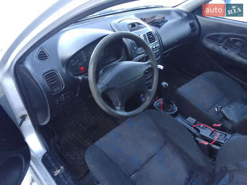 Ліфтбек Mitsubishi Carisma 1999 в Рівному