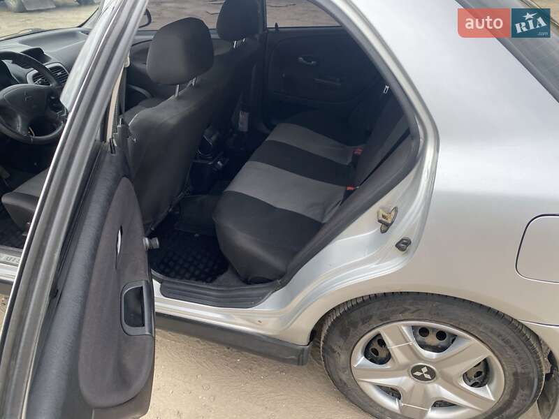 Седан Mitsubishi Carisma 2003 в Киеве