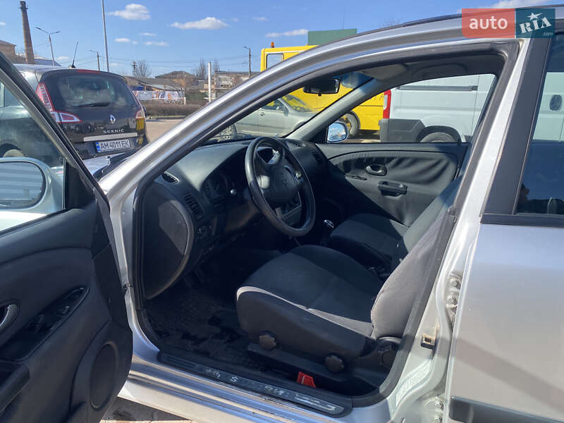 Лифтбек Mitsubishi Carisma 2002 в Житомире