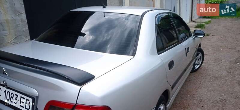 Седан Mitsubishi Carisma 2002 в Сокале