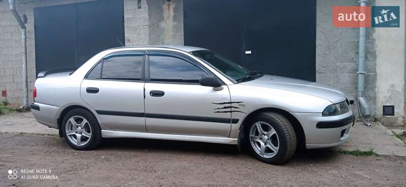 Седан Mitsubishi Carisma 2002 в Сокале