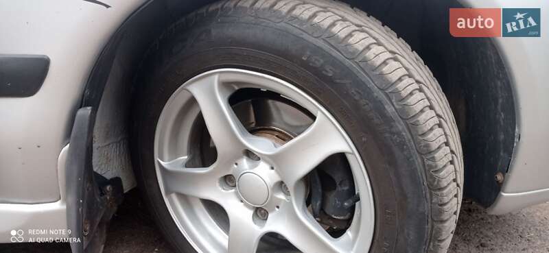 Седан Mitsubishi Carisma 2002 в Сокале