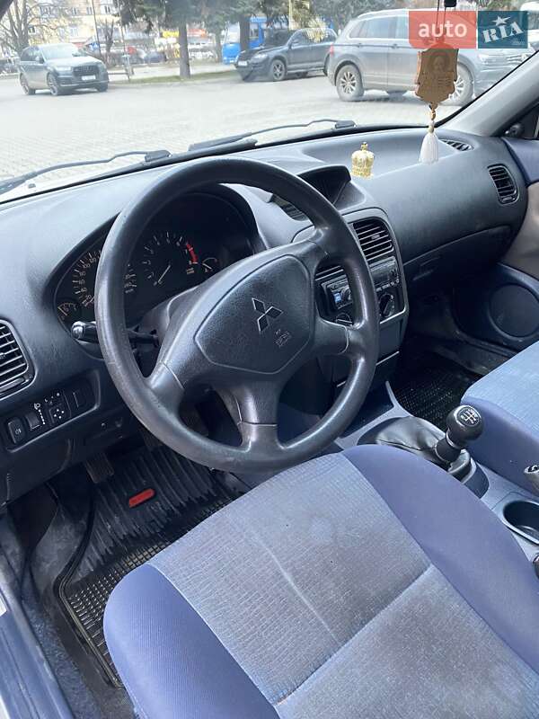 Лифтбек Mitsubishi Carisma 2001 в Кельменцах