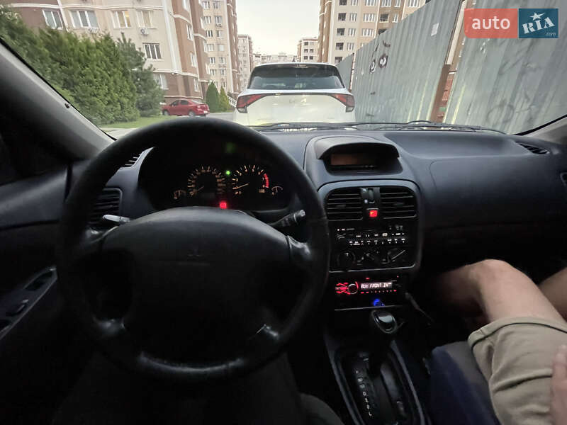 Седан Mitsubishi Carisma 2001 в Южному