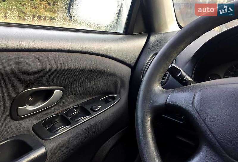 Седан Mitsubishi Carisma 2002 в Львові