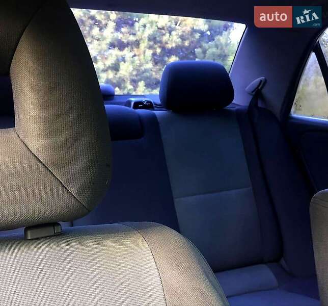 Седан Mitsubishi Carisma 2002 в Львові