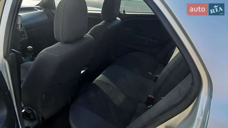 Седан Mitsubishi Carisma 2002 в Киеве