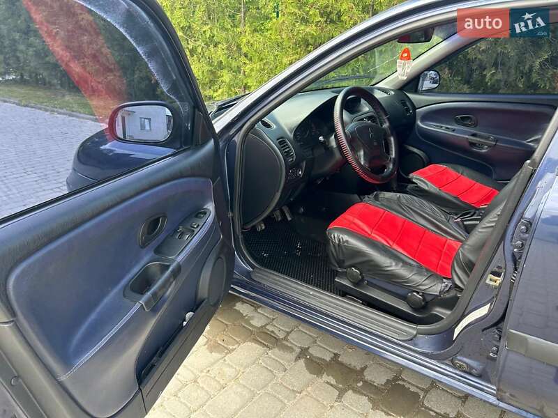 Седан Mitsubishi Carisma 2002 в Борщеві