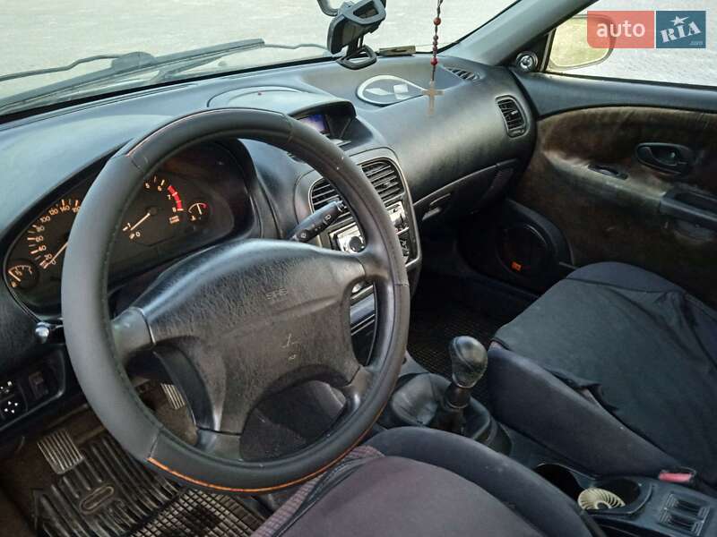 Ліфтбек Mitsubishi Carisma 1999 в Львові