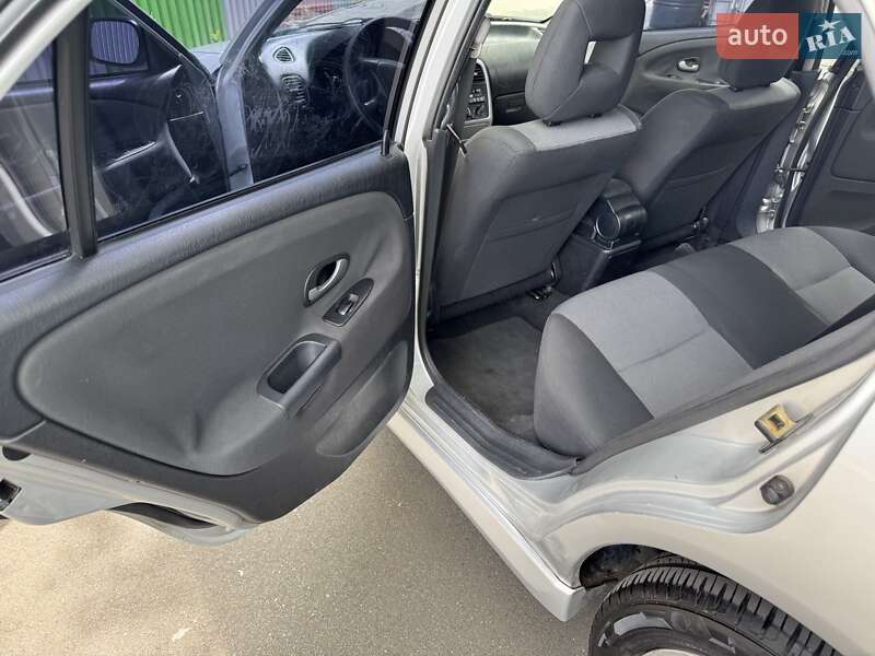 Седан Mitsubishi Carisma 2003 в Киеве