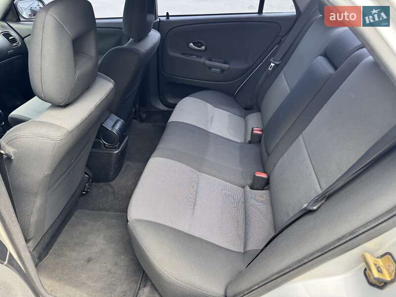 Седан Mitsubishi Carisma 2003 в Киеве