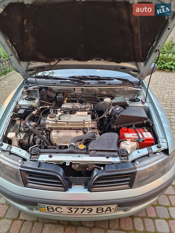 Седан Mitsubishi Carisma 2003 в Львові