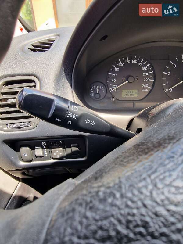 Седан Mitsubishi Carisma 2003 в Львові