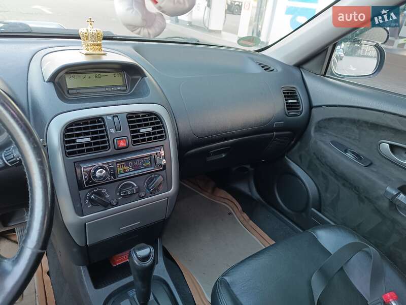 Ліфтбек Mitsubishi Carisma 2003 в Києві