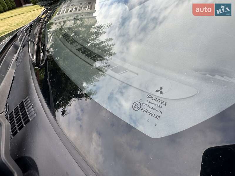 Седан Mitsubishi Carisma 2004 в Львове