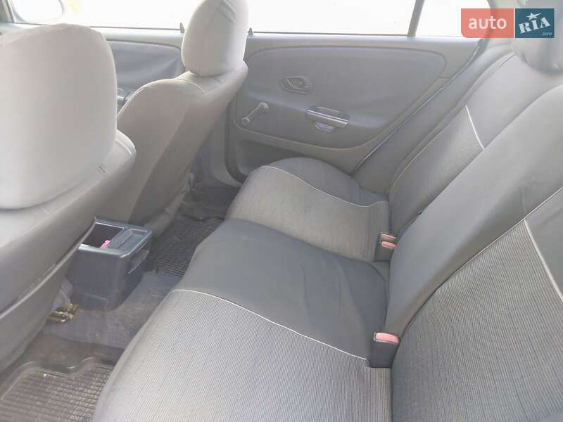 Седан Mitsubishi Carisma 2000 в Киеве