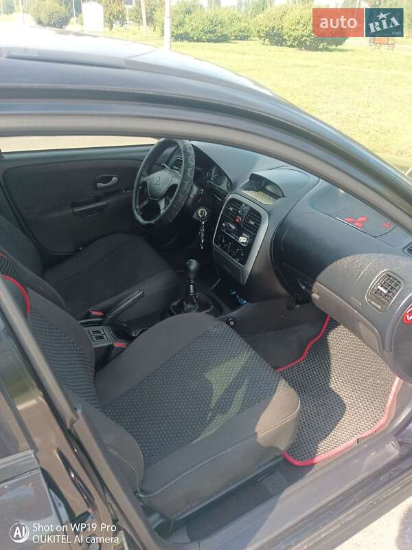 Седан Mitsubishi Carisma 2003 в Кременчуці