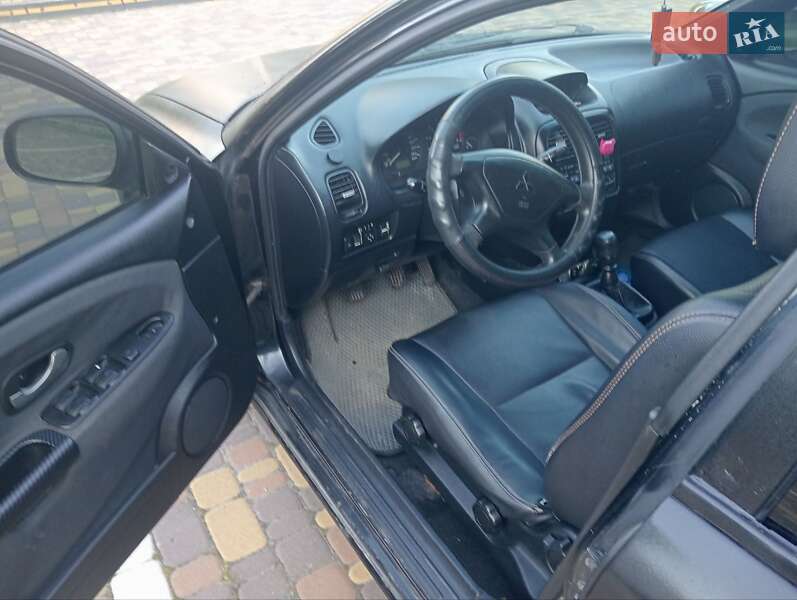 Седан Mitsubishi Carisma 2003 в Буче