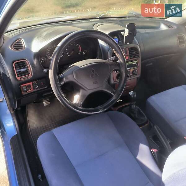 Седан Mitsubishi Carisma 2002 в Одесі