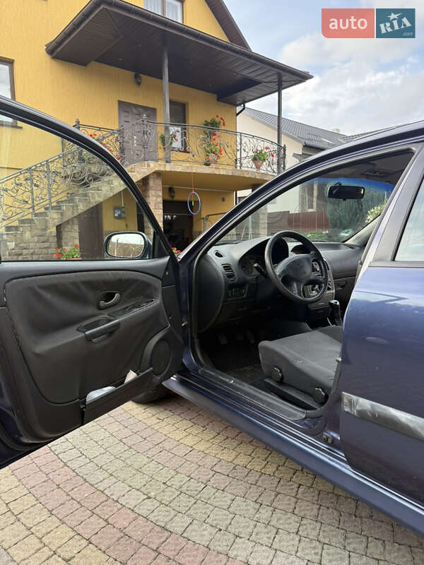 Седан Mitsubishi Carisma 2002 в Новом Роздоле