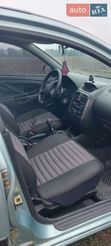 Седан Mitsubishi Carisma 2003 в Бершаді