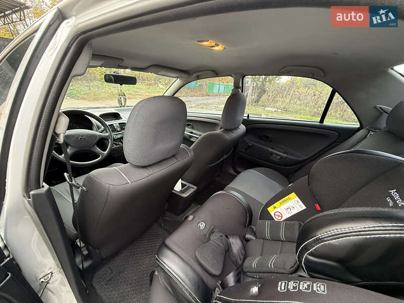 Седан Mitsubishi Carisma 2003 в Яготині