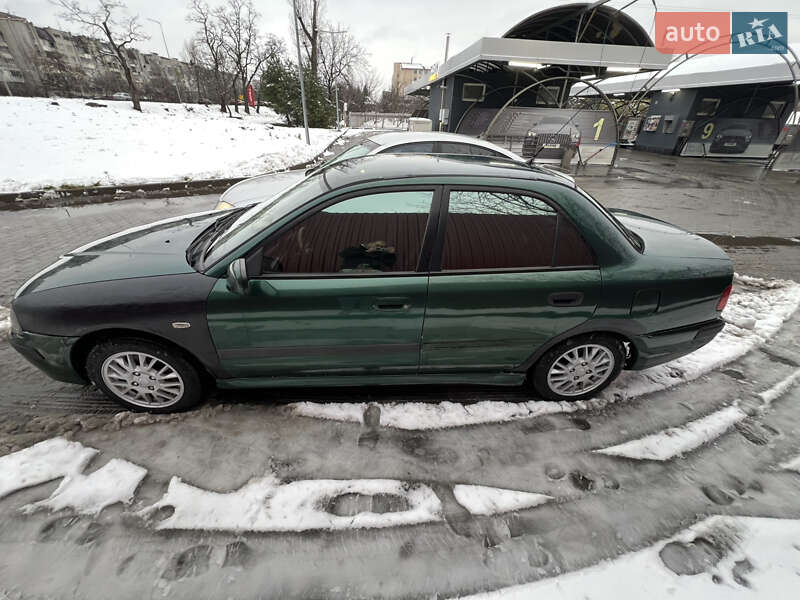 Седан Mitsubishi Carisma 2000 в Львові