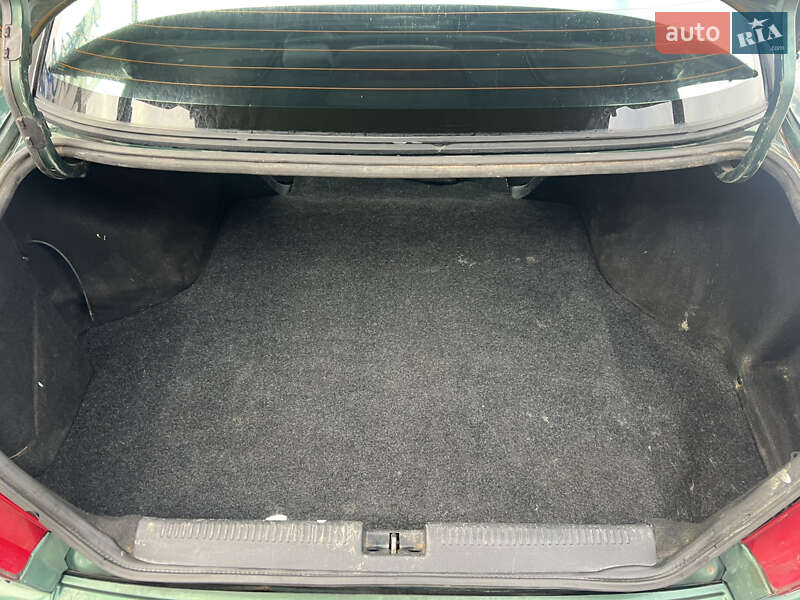 Седан Mitsubishi Carisma 2000 в Львові