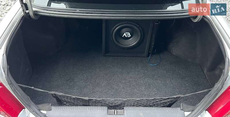 Седан Mitsubishi Carisma 2002 в Львові