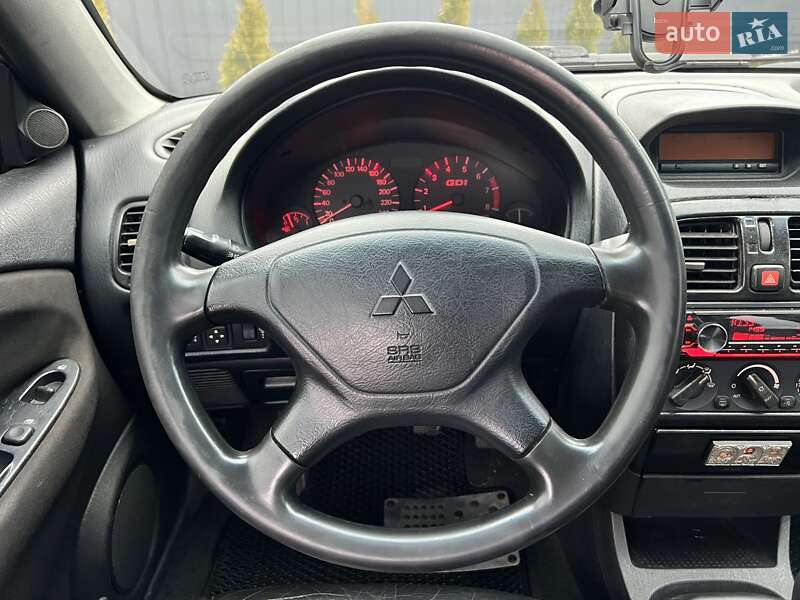 Седан Mitsubishi Carisma 2002 в Львові