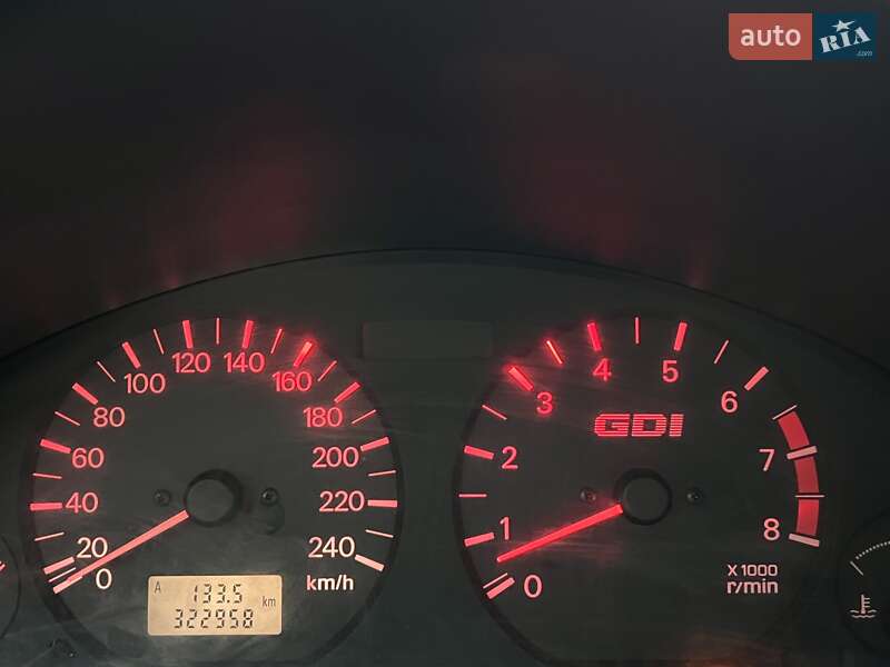 Седан Mitsubishi Carisma 2002 в Львові