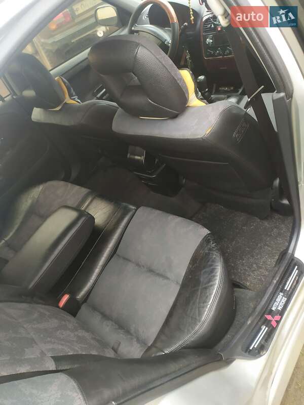 Ліфтбек Mitsubishi Carisma 2003 в Мостиській