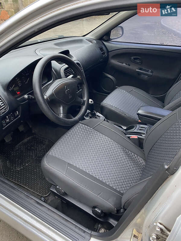 Седан Mitsubishi Carisma 2001 в Днепре