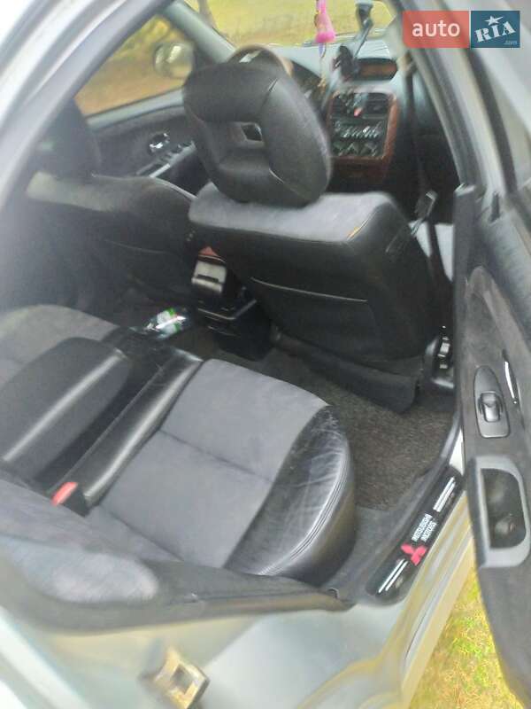 Лифтбек Mitsubishi Carisma 2003 в Мостиске