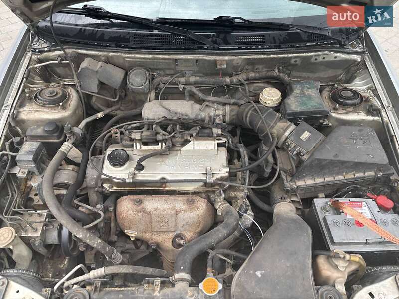 Седан Mitsubishi Carisma 2003 в Івано-Франківську