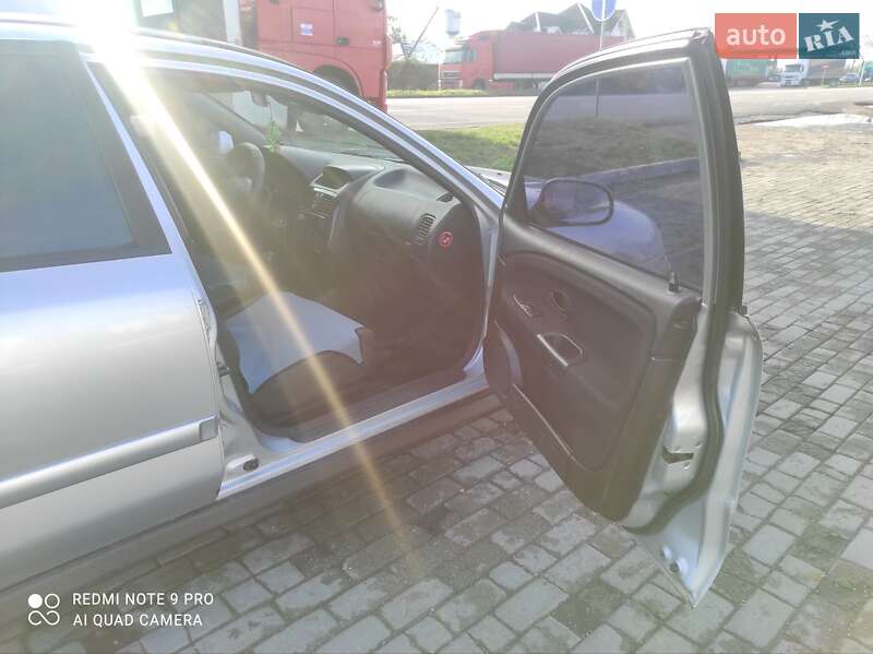 Ліфтбек Mitsubishi Carisma 2001 в Дубні