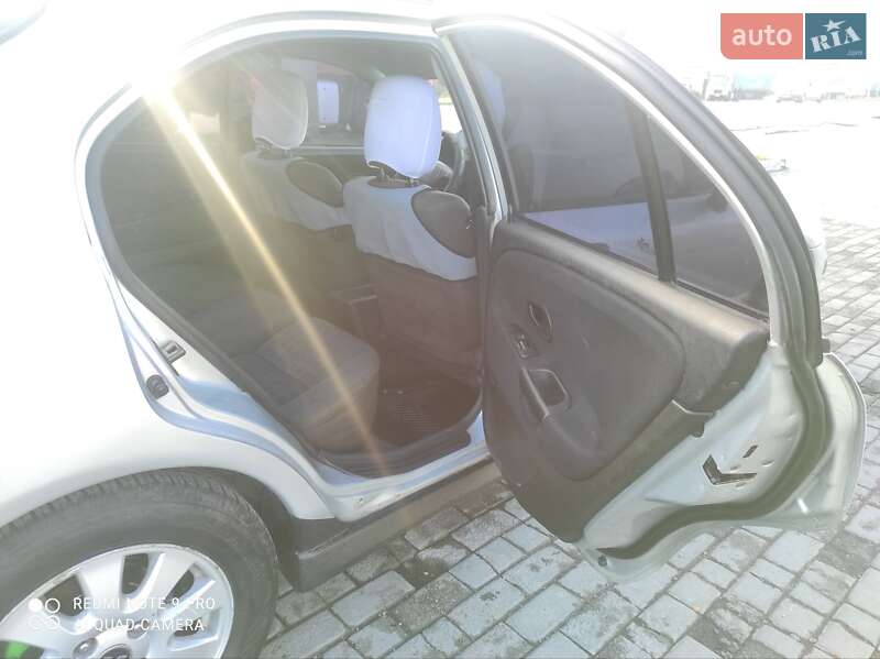 Ліфтбек Mitsubishi Carisma 2001 в Дубні